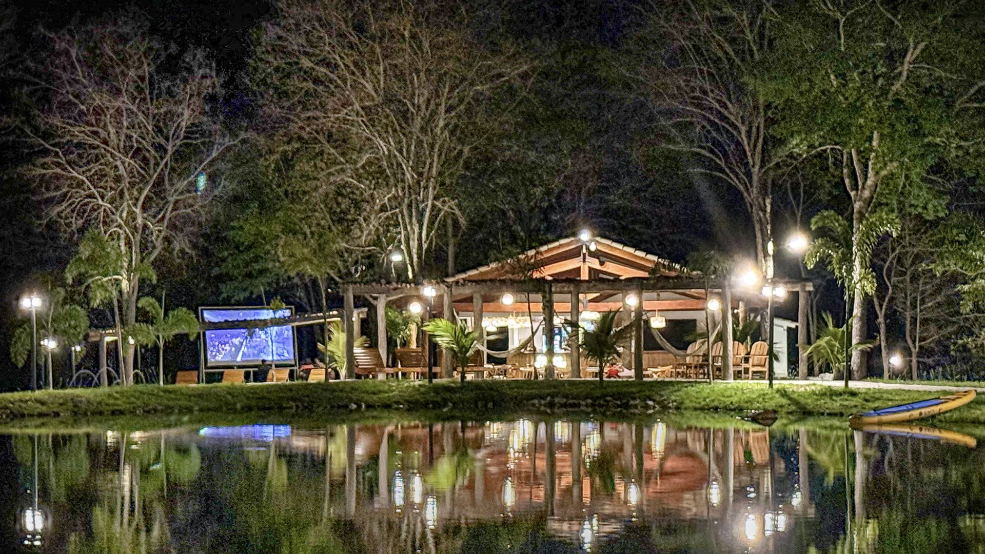 Vista noturna do lago